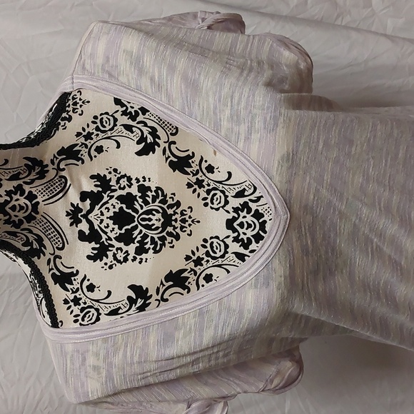 Decree V-neck shortsleeve tee, lavender and white, size L - Picture 2 of 6